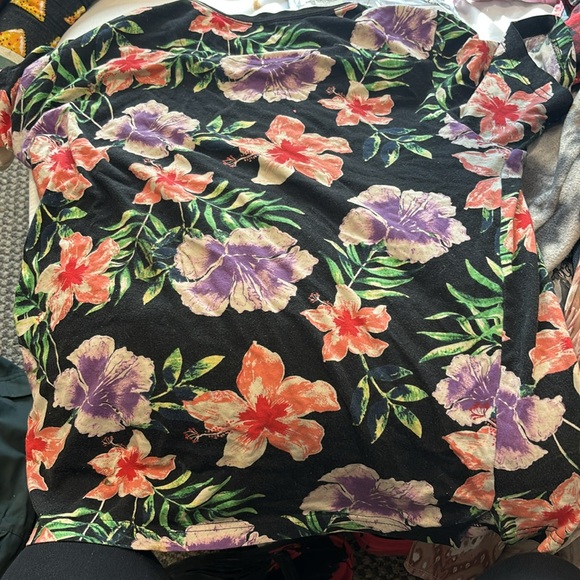 No boundaries floral graphic tee. - Picture 3 of 3